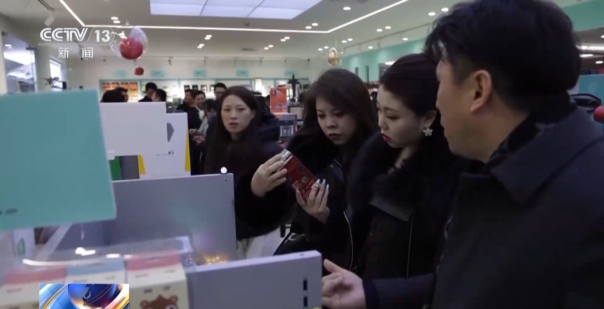 艘“船” 义乌中国小商品城“品牌出海”记冰球突破正规网站新春走基层丨给商户造一(图8)