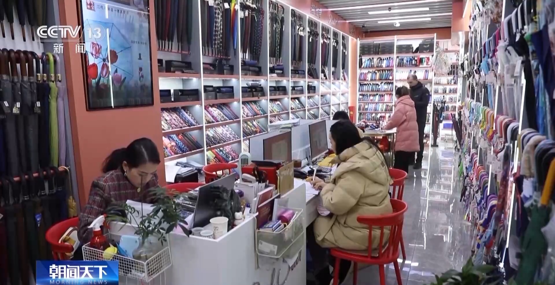 艘“船” 义乌中国小商品城“品牌出海”记冰球突破正规网站新春走基层丨给商户造一(图14)